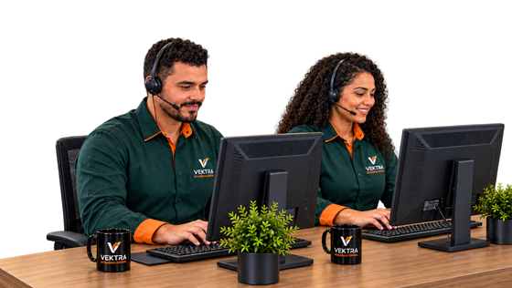 Equipe de atendimento da Vektra ao telefone, com dois computadores