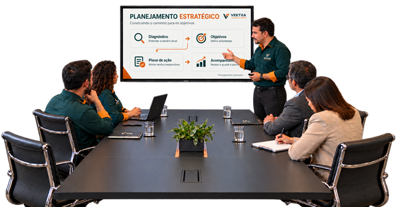 Reunião de planejamento da Vektra: etapas do planejamento estratégico na tela e equipe à mesa